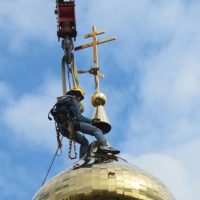 Монтаж креста на храме святых Жен-Мироносиц в м-не Марьино г. Москвы